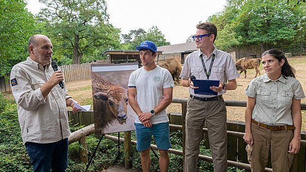 Kest zub kraviky Prskavky probhl 26. ervence, jejm kmotrem se stal slalom a olympijsk vtz Ji Prskavec. Ve nej do ivota j popli i editel Zoo Praha Miroslav Bobek a kurtorka kopytnk Barbora Dobiov.