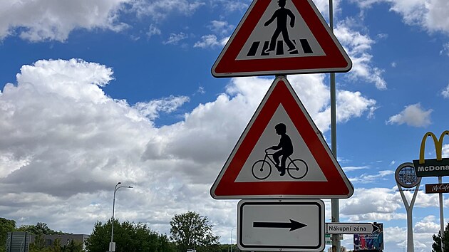 U odboky k nkupnmu centru ern most idie na cyklisty upozoruje vstran znaka. 