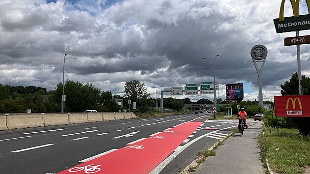 Cyklist pruh spe nevyuvaj, na fotce jede cyklistka po chodnku.