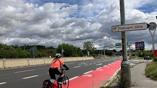 I pesto, e cyklist pruh tolik nevyuvaj, redakce iDNES.cz zachytila projdjc pan na kole. Ta jela nejdve smrem do centra po chodnku, za chvli se ale otoila a po novm cyklopruhu se projela.