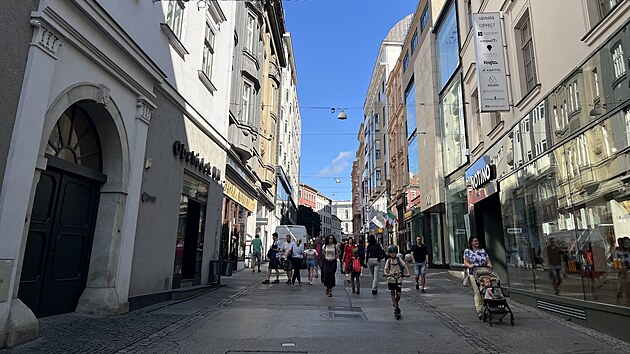 Ulici eskou, hlavn p tepnu Brna, ek ti roky omezen kvli oprav a stavb kolektoru v podzem.