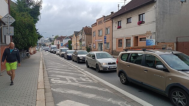 Oprava úseků na Humpolecké ulici působí v celém Havlíčkově Brodě dlouhé kolony. Ulicí se táhne souvislá kolona aut, byť intervaly zelené jsou poměrně rychlé. Jak se redakce v úterý ráno přesvědčila, dojet na kole od světelné křižovatky s Masarykovou ulicí k letišti, což je téměř dva a půl kilometru, a zpět je mnohem rychlejší než autem.
