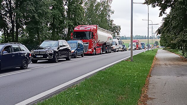 V úterý ráno se kolona vozidel na příjezdu do Havlíčkova Brodu táhla až ze odbočku na letiště, začínala se tvořit ještě před hranicemi města.