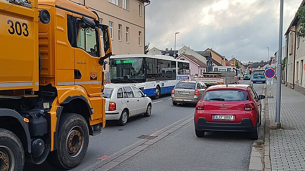 Kvůli opravě Humpolecké ulice se tvoří velmi dlouhé kolony, v nichž řidiči tráví desítky minut. Podle mnohých přitom ulice tak zásadní opravu nepotřebovala.