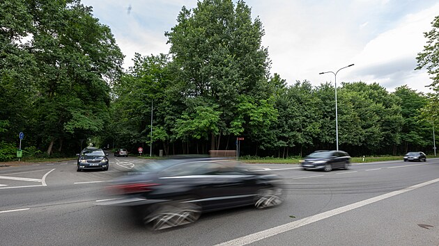 K�i�ovatka ulic �koln� a Pra�sk� u dostihov�ho z�vodi�t� v Pardubic�ch (14. �ervence 2025)