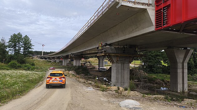 Stavai po vce ne roce dokonili vsuv tm plkilometrov dlnin estakdy na budovanm seku dlnice D35 mezi Janovem a Opatovcem. Na finln opru se s trefili s dokonalou pesnost. (24. ervence 2025)