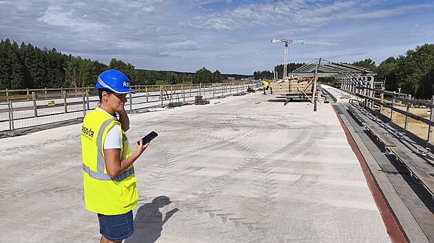Stavai po vce ne roce dokonili vsuv tm plkilometrov dlnin estakdy na budovanm seku dlnice D35 mezi Janovem a Opatovcem. Na finln opru se s trefili s dokonalou pesnost. (24. ervence 2025)