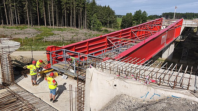 Tm plkilometrov dlnin estakda je z celkem 157 stavebnch objekt na cel dlnici nejnronj. (24. ervence 2025)