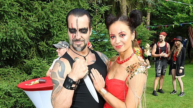 Vclav Noid Brta s manelkou Elikou na 37. garden party Petra Jandy, tentokrt ve stylu cirkus, kter probhla na zahrad nahrvacho studia Propast (ervenec 2025)