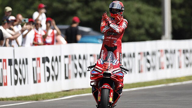 Marc Márquez se raduje z vít�zství v MotoGP v Brn�.