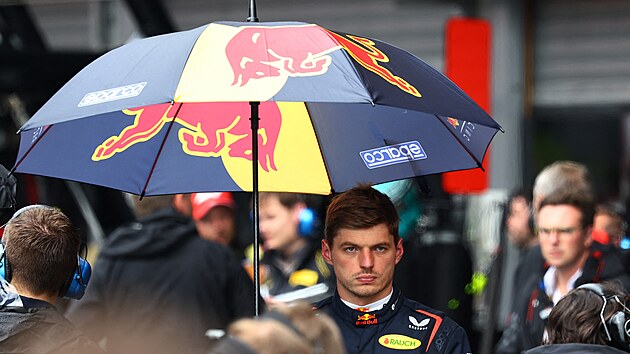 Max Verstappen se schovává p�ed de�t�m na Velké cen� Belgie.