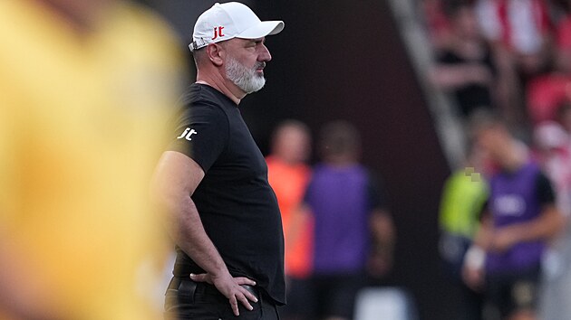 Trenér Slavie Jind�ich Trpi�ovský sleduje svoje sv��ence v zápase Hradci...