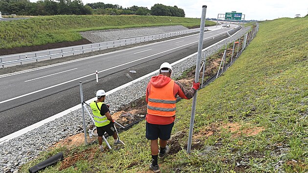 Na kraji Olomouce finiuj ppravy na nedln oteven posledn sti zpadnho obchvatu msta. Do listopadu bude fungovat v provizornm reimu jednoho pruhu pro kad smr. (25. ervence 2025)