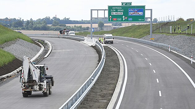 Na kraji Olomouce finiuj ppravy na nedln oteven posledn sti zpadnho obchvatu msta. Do listopadu bude fungovat v provizornm reimu jednoho pruhu pro kad smr. (25. ervence 2025)