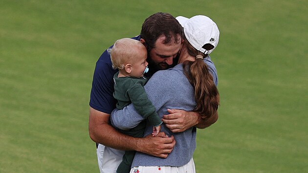 Scottie Scheffler se s rodinou raduje z triumfu na The Open.