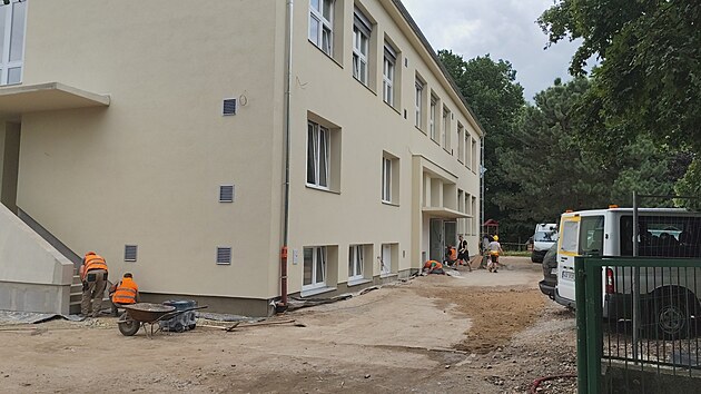 kola dostala zateplen a nov okna, uvnit se vymnily rozvody, podlahy i povrchy stn.