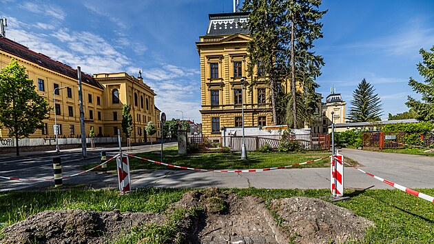 Zbytky odkryt star cesty na hradeckm Slezskm Pedmst. Uprosted je budova Gymnzia Boeny Nmcov, vlevo lebna dlouhodob nemocnch.