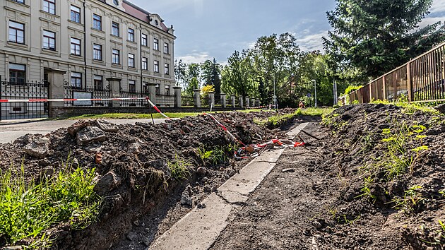 V Hostivtov ulici v Hradci Krlov radnice plnuje pten cyklostezku. Nala se tu star cesta, vlevo je budova stedn koly v bvalm stavu hluchonmch. (8. kvtna 2025)