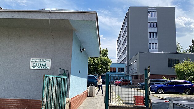 Objekt v Plzni na Doubravce, ve kter maj ordinaci dtsk lkaky, pjde brzy k zemi. (14. ervence 2025)