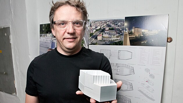 Plzesk architekt Ji Zbran s modelem stedn sti Kulturnho domu Peklo, kde vznikne nov mal sl. (7. ervence 2025)
