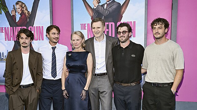 Pamela Andersonov a jej synov Dylan Lee a Brandon Lee a Liam Neeson a jeho synov Daniel Neeson a Michel Richardson na premie filmu Blzniv stela v New Yorku (28. ervence 2025)
