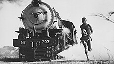 Maratonský bec Mathias Kanda bí o závod s parním vlakem. (erven 1968)