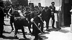 Zatení podezelého v Sarajevu (1914)