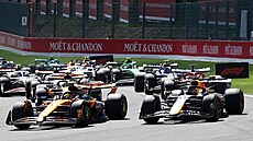 Sprint ve Velké cen Belgie krátce po startu.