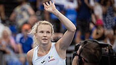 Kateina Siniaková zdraví diváky po postupu do tvrtfinále Prague Open.