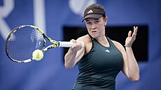 Dominika alková hraje forhend v osmifinále Prague Open. 
