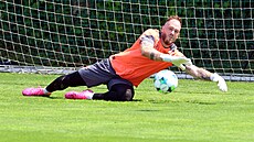 Branká� ostravských fotbalist� Dominik Holec pro�el v Polsku Rakówem...