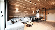Apartmán Wood - devná podlaha zde pechází do obklad na stnách a stropech,...