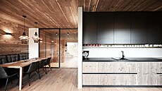 Apartmán Wood - posuvné prosklené dvee v kovovém rámu oddlují obytný prostor...