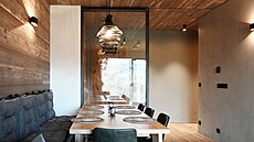 Apartmán Wood - výrazné kontrasty mezi devem a ernými detaily zde doplnili...