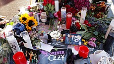 Lidé se na chodníku slávy v Los Angeles louí s metalovou legendou Ozzym...