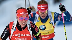 Laura Dahlmeirová (vpopedí) a Gabriela Soukalová pi závodu Svtového poháru v...