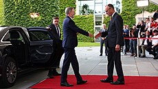 Premiér p�ed odletem na zahrani�ní cestu.