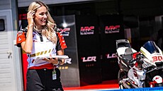Modelka a grid girl Tereza Blaáková bhem Grand Prix v Brn. Pracuje pro tým...