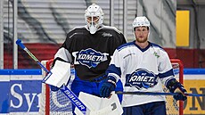 Branká Ale Stezka (ped ním útoník Adam Zboil) na prvním tréninku Komety...