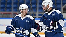 Útoník Jakub Flek (vlevo) na prvním tréninku Komety Brno na led v nové...