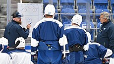 První trénink Komety Brno na led� v nové sezon�, pokyny udílí trenér Ji�í...