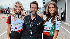 eská umbrella girl Tereza Blaáková (vlevo) a herec Keanu Reeves na Grand Prix...