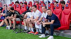 Lavi�ka domácího celku na fotbalovém stadionu v Králov� Poli, upravená pro...