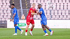 Momentka ze zápasu fotbalist Artisu Brno (v modrém) proti Chrudimi. (21....