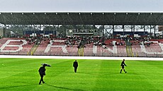 Bou�ka s hustým lijákem p�eru�ila druholigový zápas fotbalist� Artisu Brno (v...