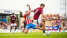Momentka z druholigového zápasu fotbalist Zbrojovky Brno (fauluje Denis...