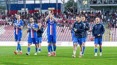 Hrái Artisu Brno dkují fanoukm po pedasném ukonení zápasu proti...
