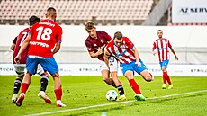 V druholigovém utkání se utkali fotbalisté Zbrojovky Brno (v pruhovaném) a...