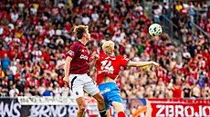 V druholigovém utkání se utkali fotbalisté Zbrojovky Brno (vpravo Tadeá...