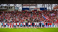 Fotbalisté Zbrojovky Brno dkují fanoukm po výhe nad békem Sparty. (25....